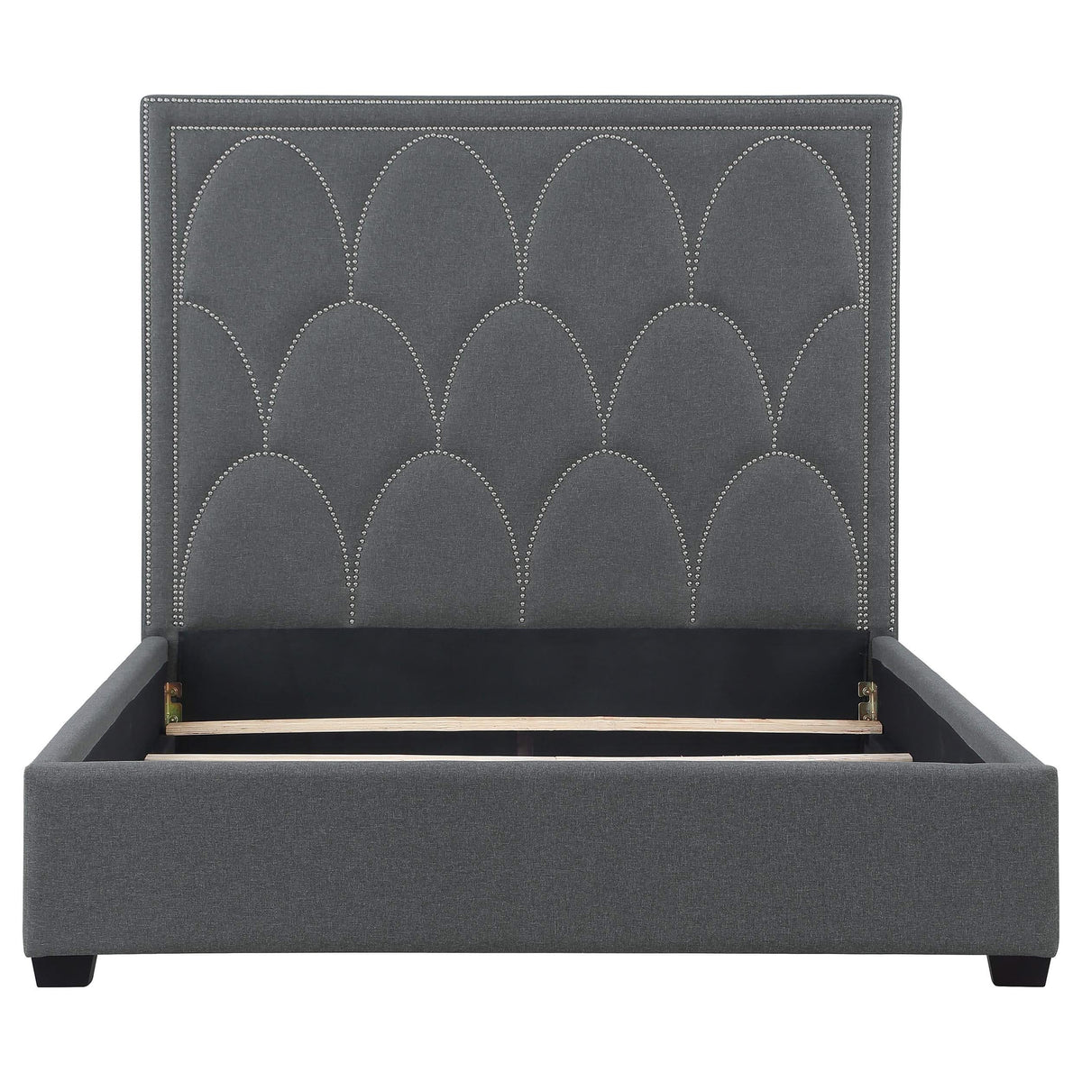 Cama King tapizada Bowfield Eastern con paneles en color carbón