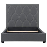 Cama King tapizada Bowfield Eastern con paneles en color carbón
