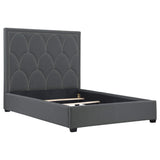 Cama Queen tapizada Bowfield con paneles en color carbón