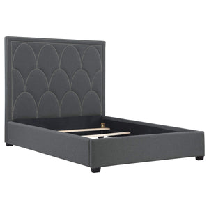 Cama Queen tapizada Bowfield con paneles en color carbón