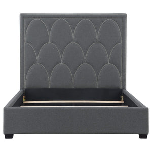 Cama Queen tapizada Bowfield con paneles en color carbón