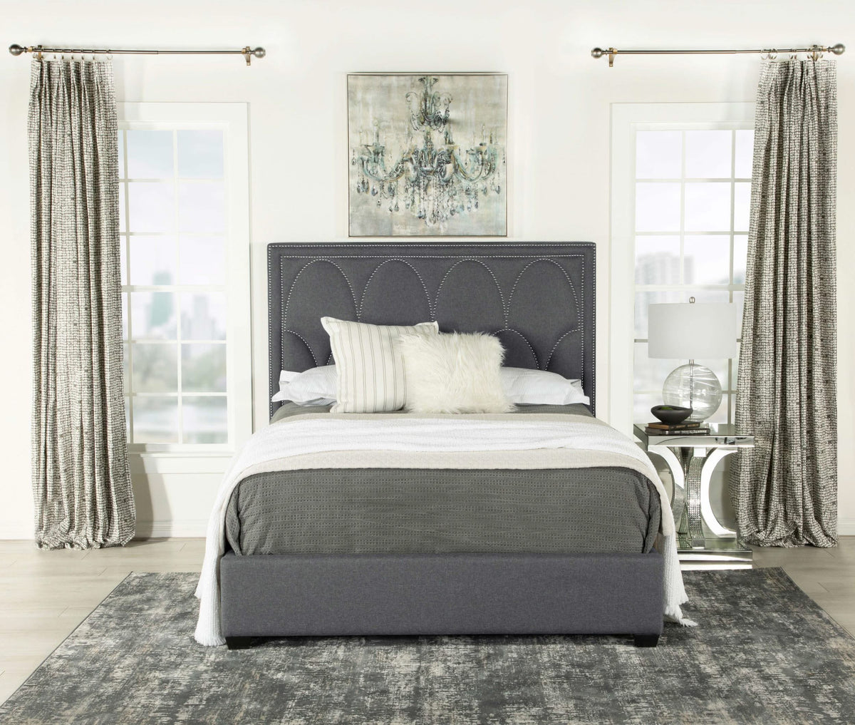 Cama Queen tapizada Bowfield con paneles en color carbón