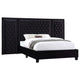 Cama Hailey tapizada Eastern King con paneles de pared, color negro