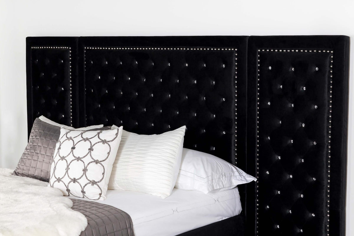 Cama Hailey tapizada Eastern King con paneles de pared, color negro