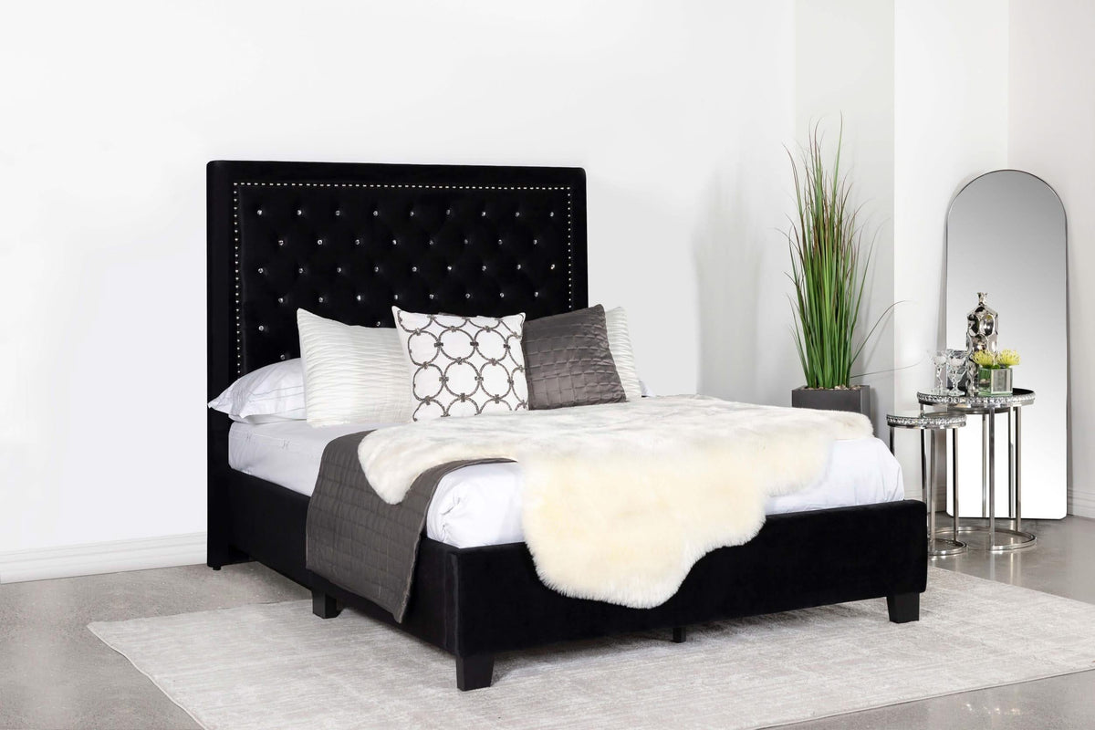 Cama Hailey tapizada con paneles Eastern King en color negro