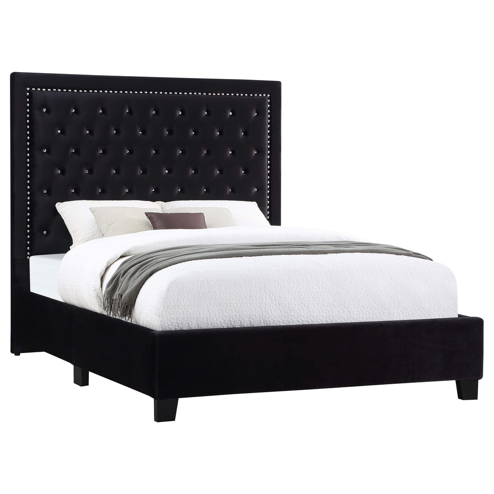 Cama Hailey tapizada con paneles Eastern King en color negro
