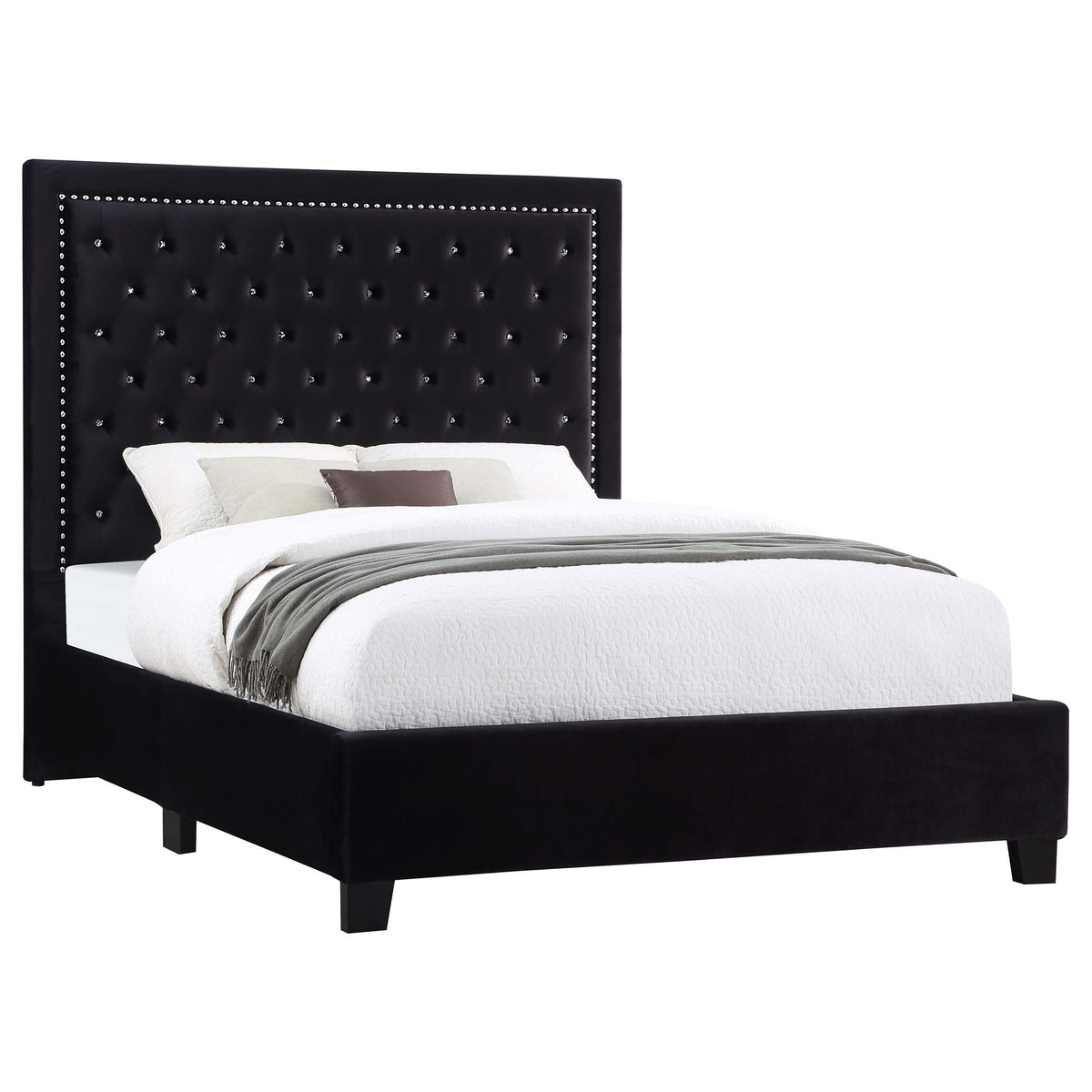 Cama Hailey tapizada con paneles Eastern King en color negro