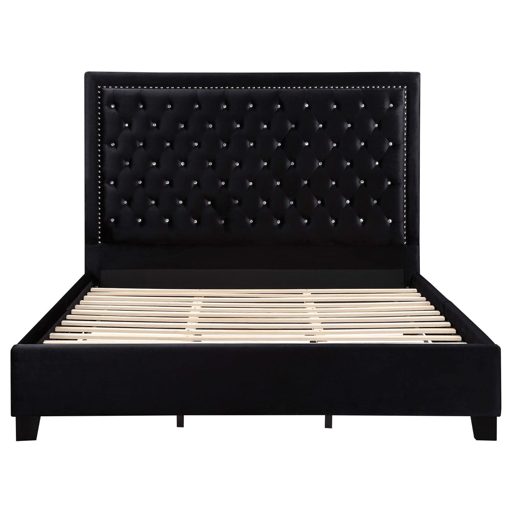 Cama Hailey tapizada con paneles Eastern King en color negro