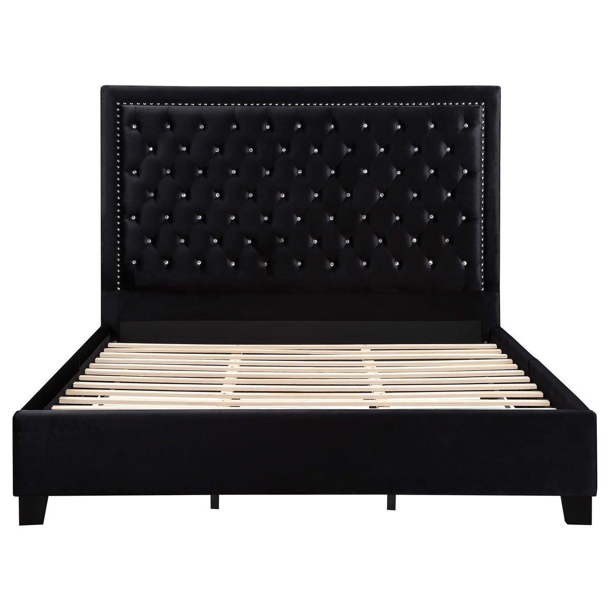 Cama Hailey tapizada con paneles Eastern King en color negro