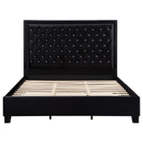Cama Hailey tapizada con paneles Eastern King en color negro