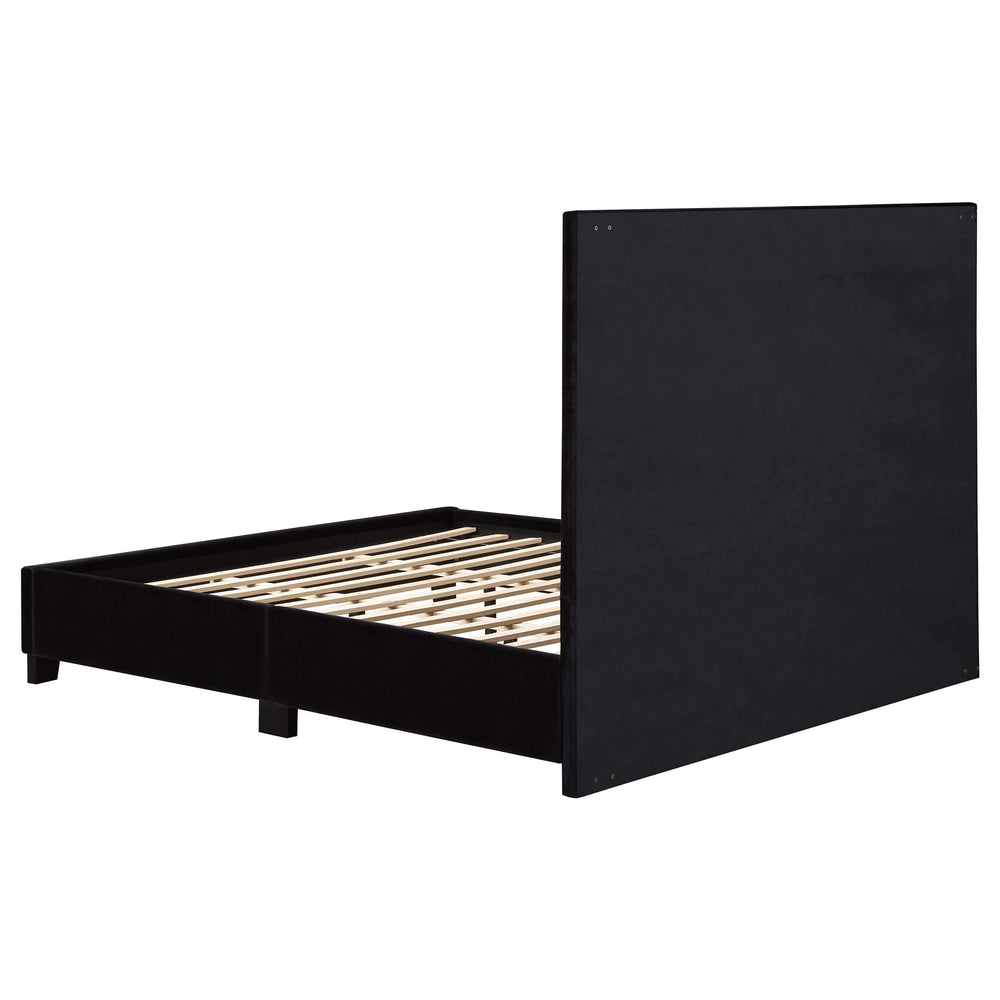 Cama Hailey tapizada con paneles Eastern King en color negro