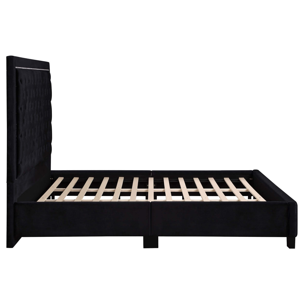 Cama Hailey tapizada con paneles Eastern King en color negro
