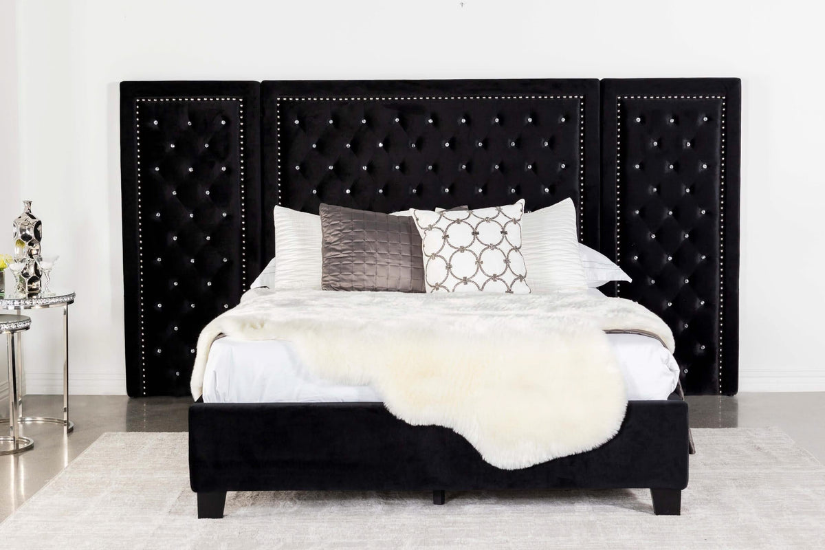 Cama Queen Hailey tapizada con paneles de pared, color negro