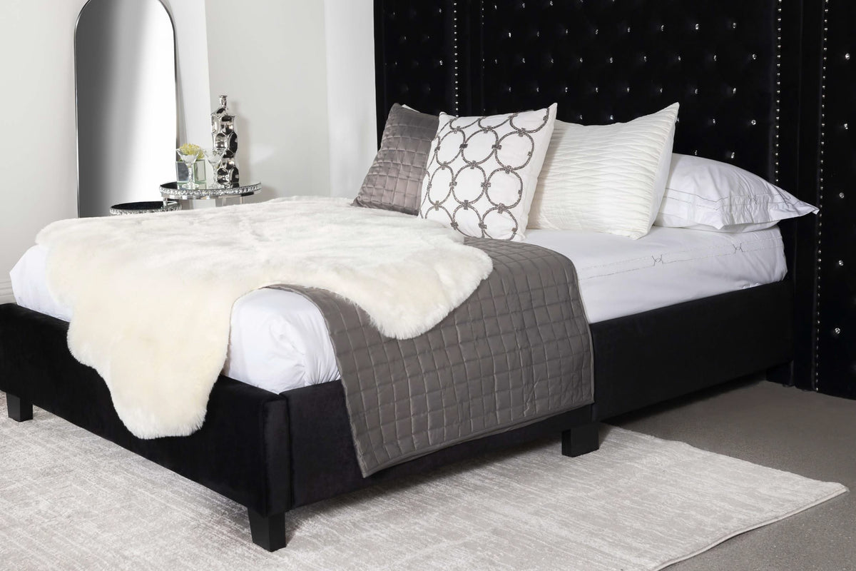 Cama Queen Hailey tapizada con paneles de pared, color negro
