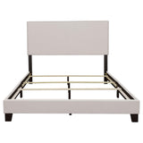 Cama Boyd tapizada de paneles completos color marfil