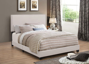 Cama Boyd tapizada con paneles Eastern King en color marfil