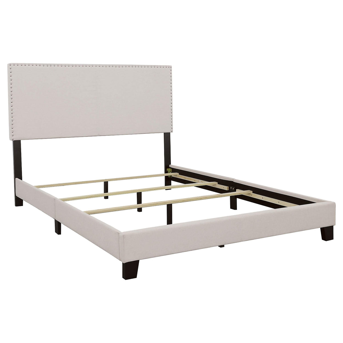 Cama Boyd tapizada con paneles Eastern King en color marfil