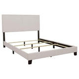 Cama Boyd tapizada con paneles Eastern King en color marfil