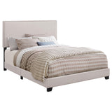 Cama Boyd tapizada con paneles Eastern King en color marfil