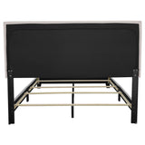 Cama Boyd tapizada con paneles Eastern King en color marfil