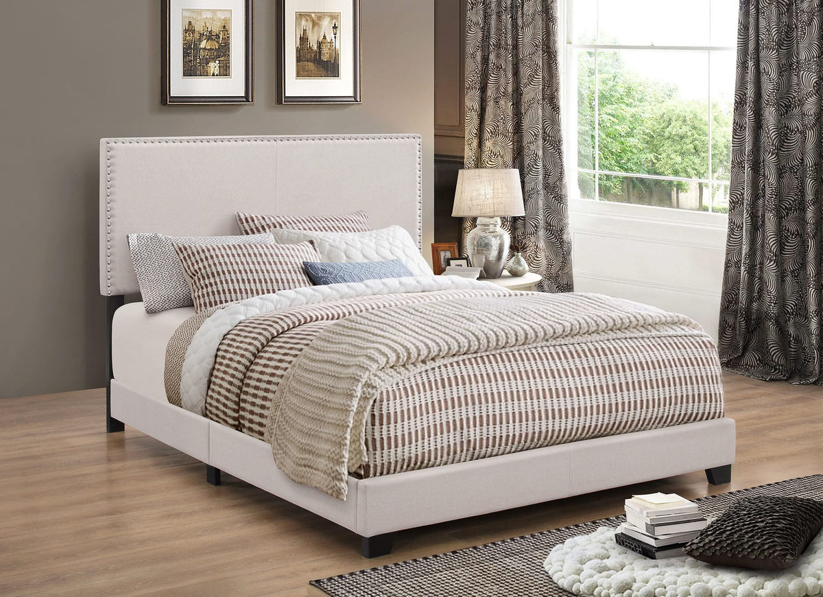Cama Boyd tapizada Queen con paneles en color marfil