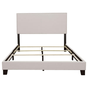 Cama Boyd tapizada Queen con paneles en color marfil