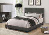 Cama Boyd tapizada de paneles completos en color carbón