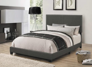 Cama Boyd tapizada de paneles completos en color carbón