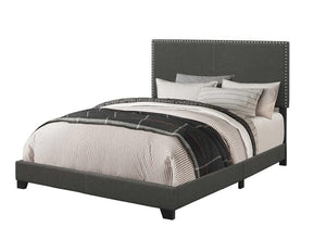 Cama Boyd tapizada con paneles Eastern King en color carbón