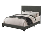 Cama Boyd tapizada California King con paneles en color carbón
