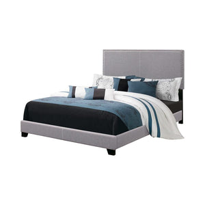 Cama Boyd tapizada California King con paneles en gris