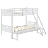 Litera Littleton Wood, color blanco, con dos camas individuales sobre una cama matrimonial
