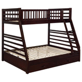 Litera Ashton de madera con dos cajones, tamaño individual sobre cama matrimonial, color capuchino