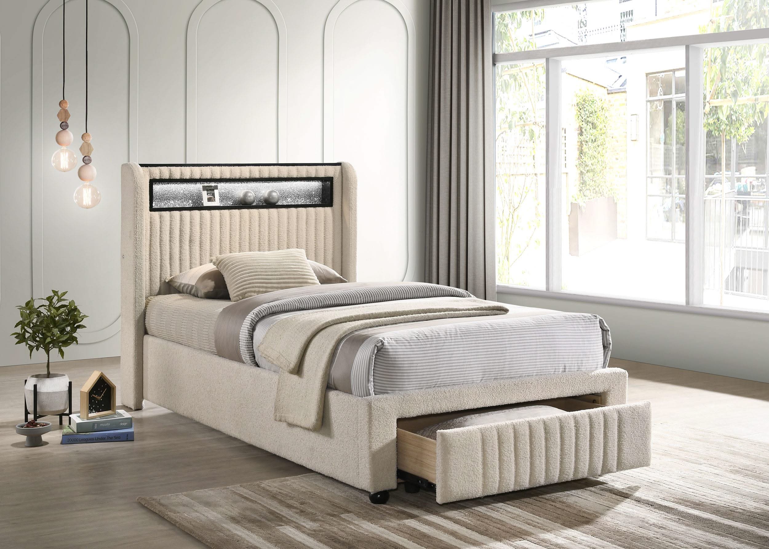 Cama tapizada Madison con plataforma de almacenamiento doble LED en color crema