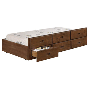 Litera Atkin Twin XL de 3 cajones sobre cama tamaño queen en nogal desgastado