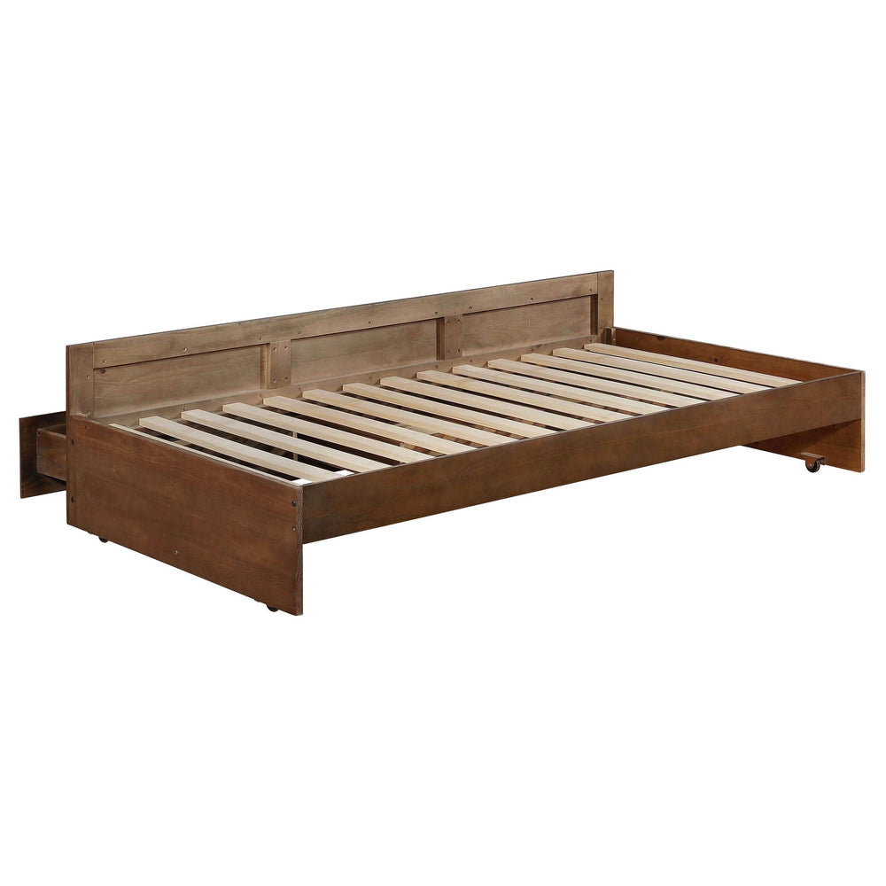 Litera Atkin Twin XL de 3 cajones sobre cama tamaño queen en nogal desgastado