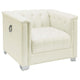 Sillón Chaviano tapizado con brazos de riel, color blanco perla