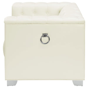 Sillón Chaviano tapizado con brazos de riel, color blanco perla