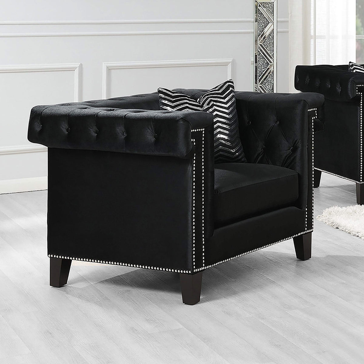 Sillón tapizado con brazos de riel Reventlow, color negro