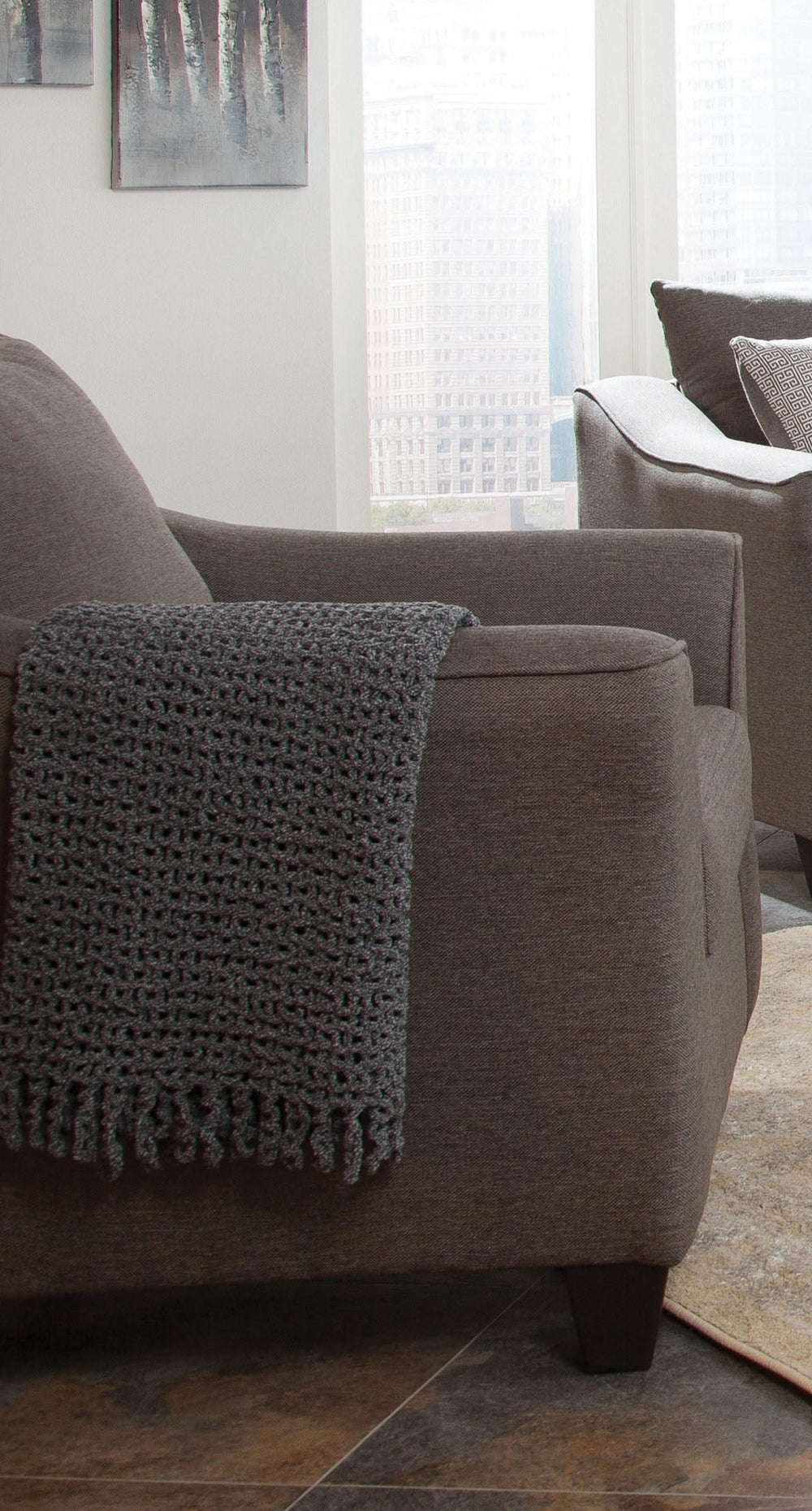 Sillón Salizar tapizado con brazos acampanados, color gris carbón