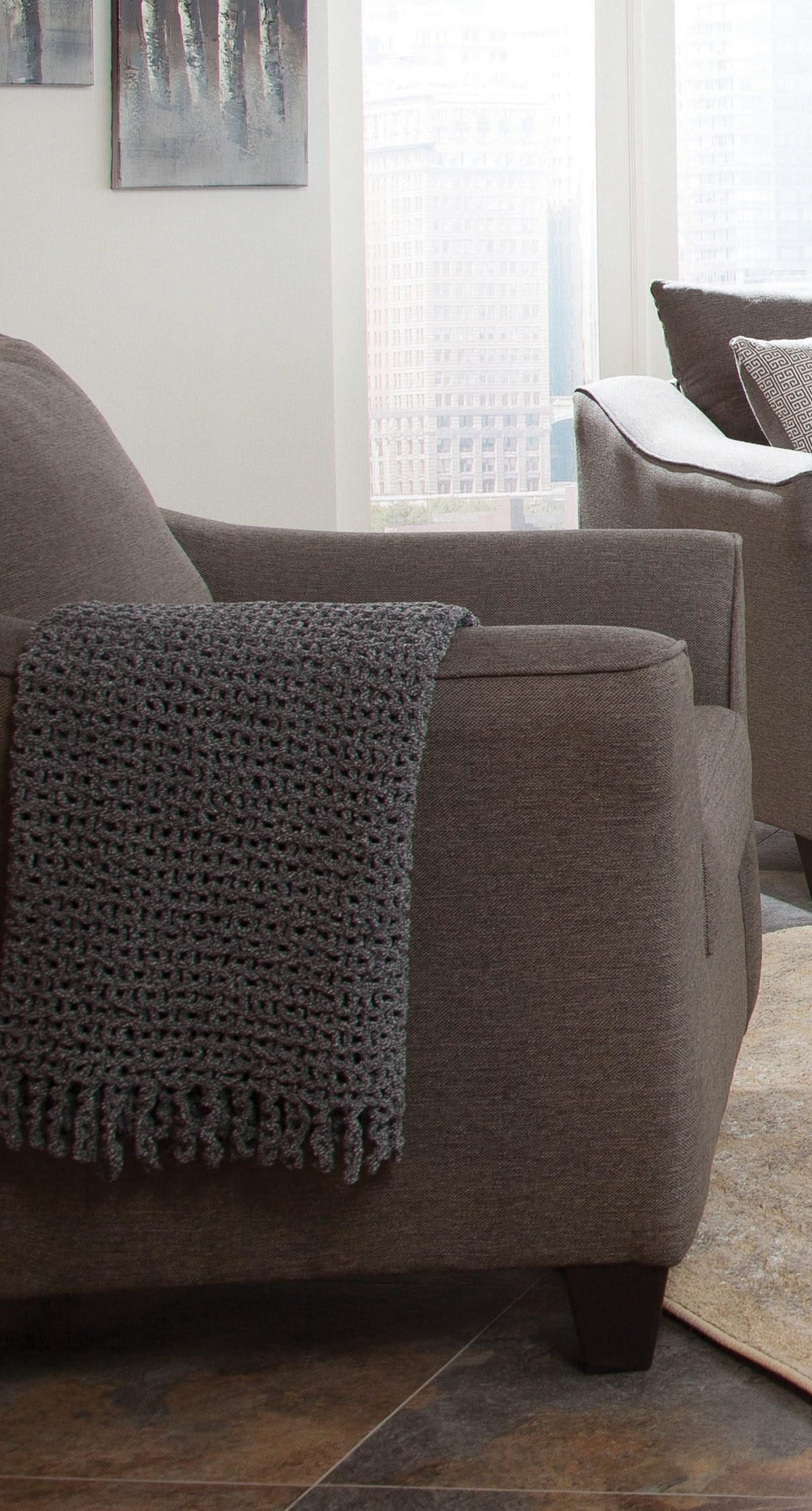 Sillón Salizar tapizado con brazos acampanados, color gris carbón