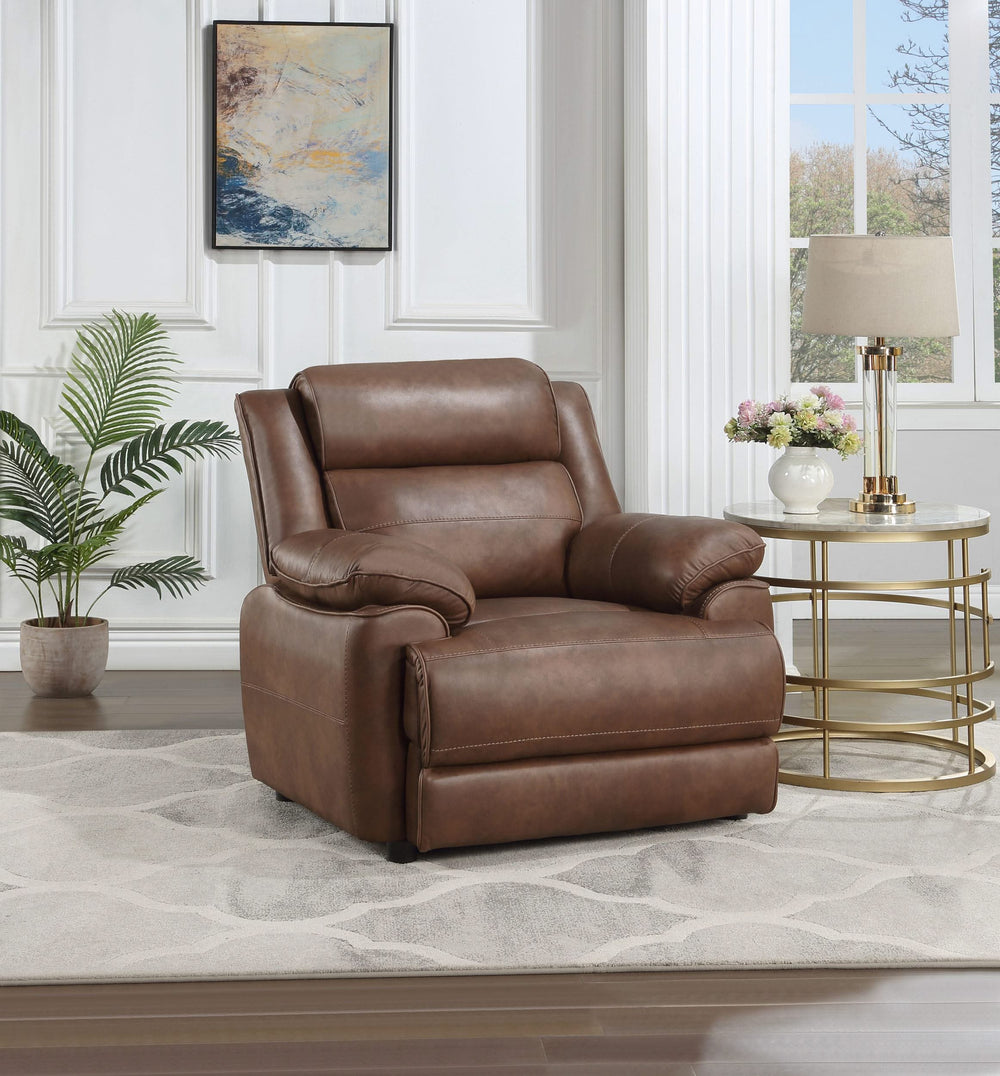 Sillón Ellington tapizado con brazos acolchados, color marrón oscuro