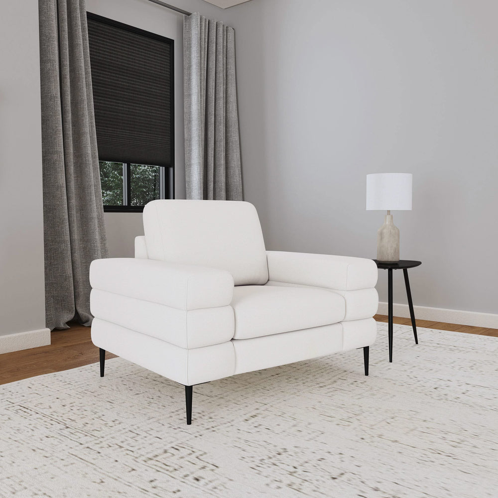 Sillón Jessel tapizado en chenilla con brazos tipo riel, color marfil
