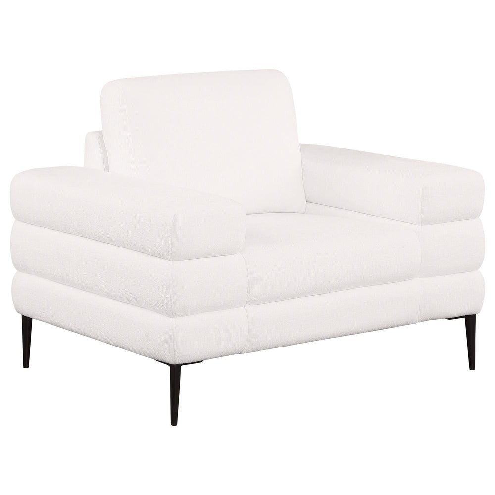 Sillón Jessel tapizado en chenilla con brazos tipo riel, color marfil