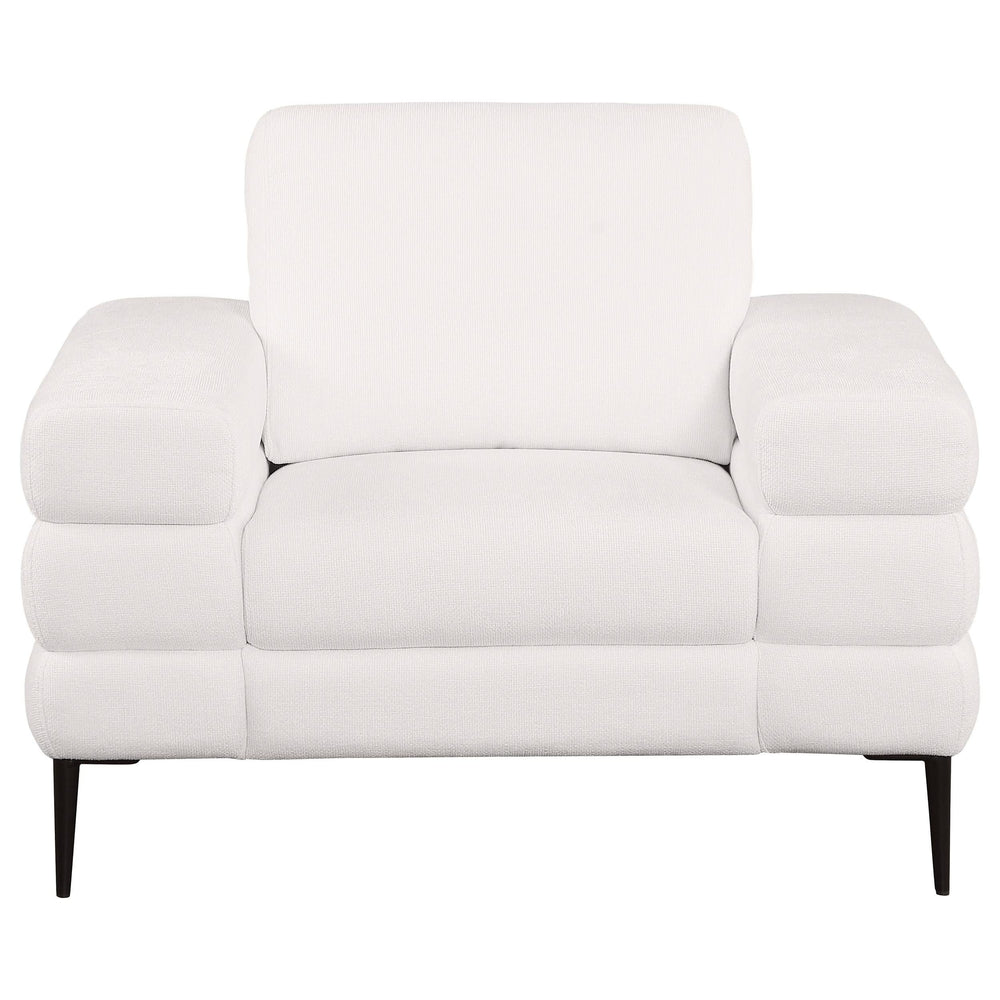 Sillón Jessel tapizado en chenilla con brazos tipo riel, color marfil