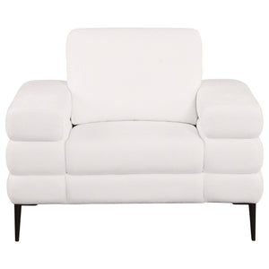 Sillón Jessel tapizado en chenilla con brazos tipo riel, color marfil