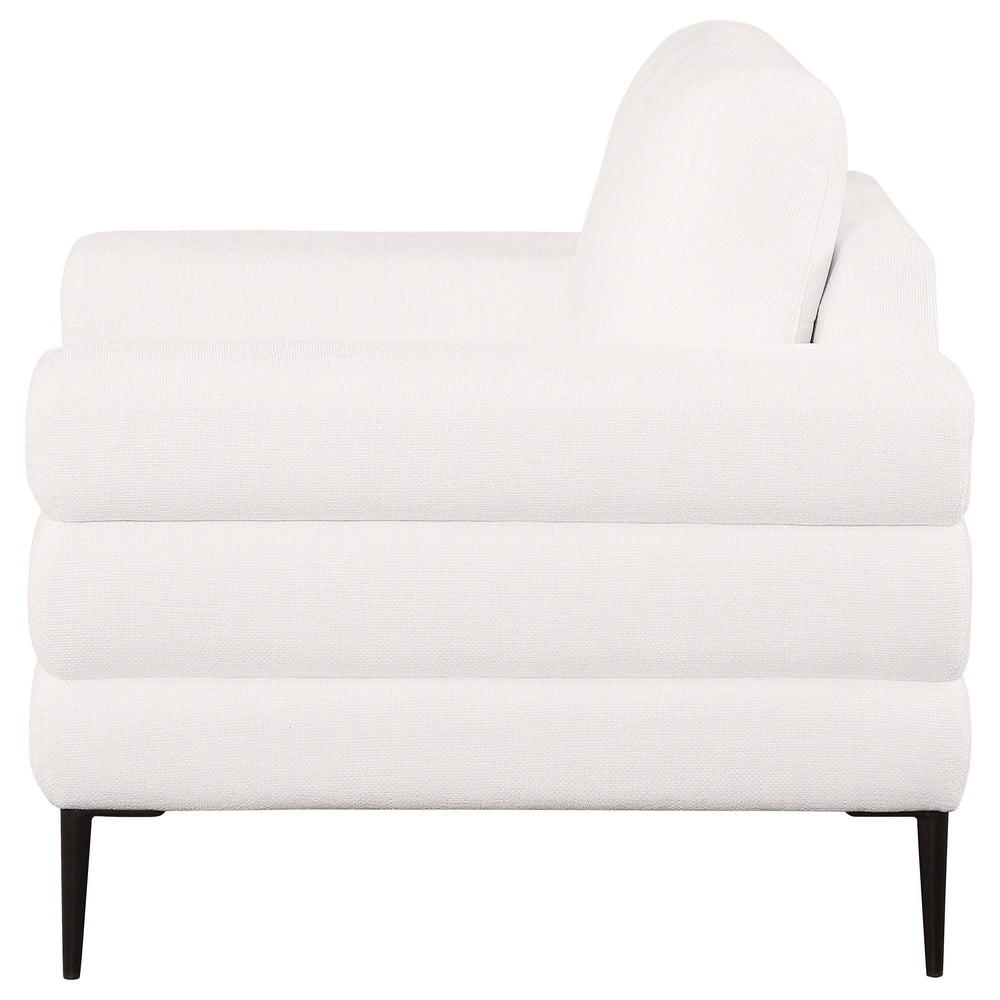 Sillón Jessel tapizado en chenilla con brazos tipo riel, color marfil