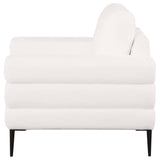 Sillón Jessel tapizado en chenilla con brazos tipo riel, color marfil