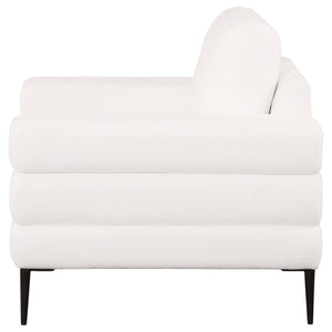Sillón Jessel tapizado en chenilla con brazos tipo riel, color marfil