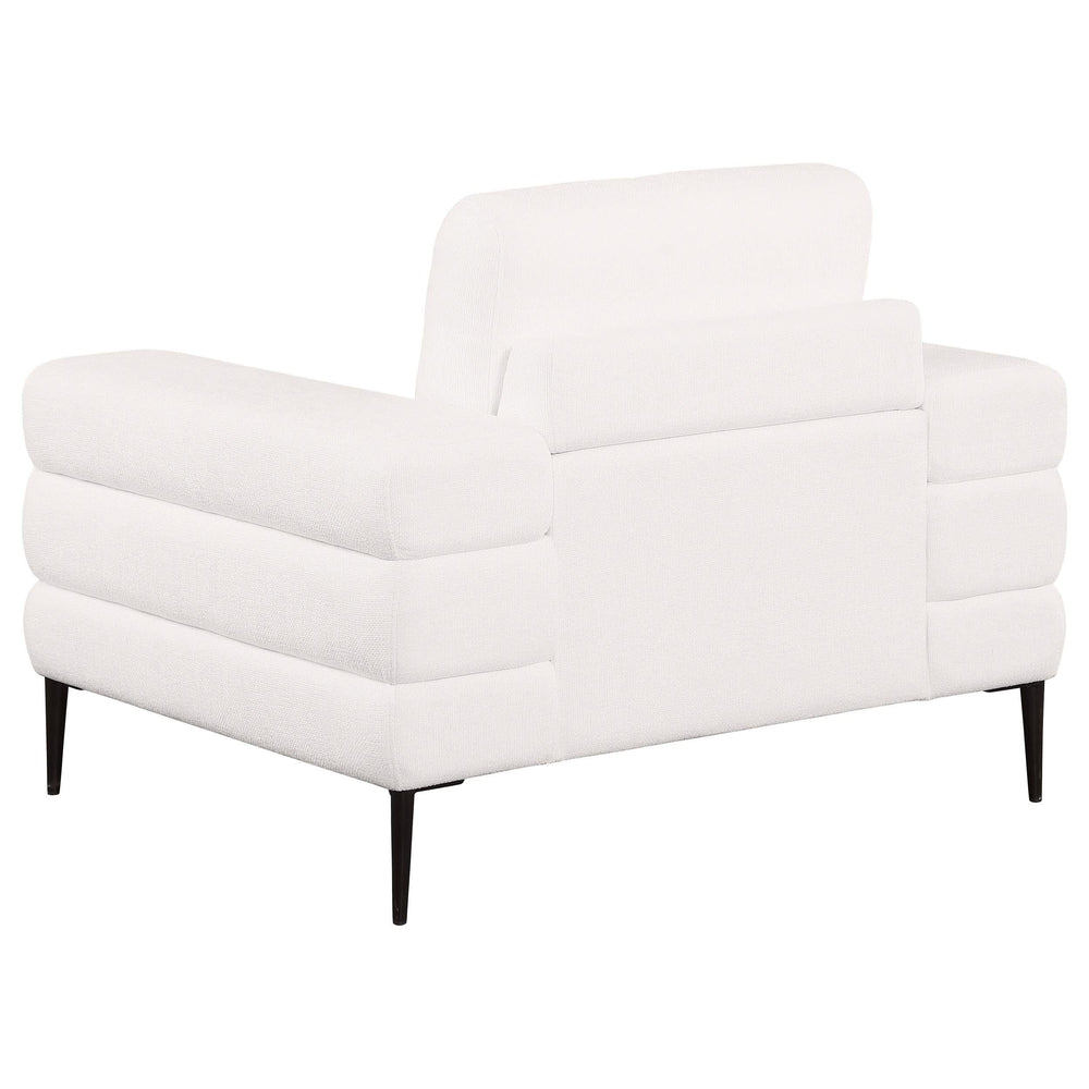 Sillón Jessel tapizado en chenilla con brazos tipo riel, color marfil
